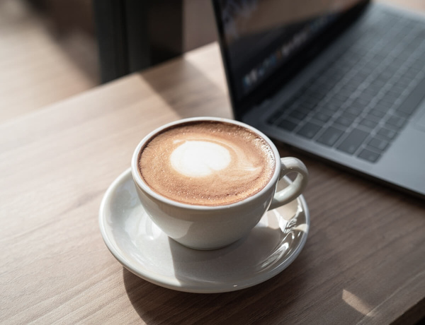 Начнём с того, что комбинация «кофе+еда» будет идеальной, если продукты будут совпадать по своим ароматическим нотам, потому что именно ароматы делают каждый продукт особенным. 